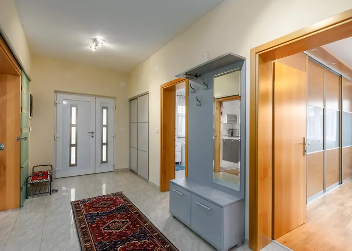 Vila Sandra Kastelir