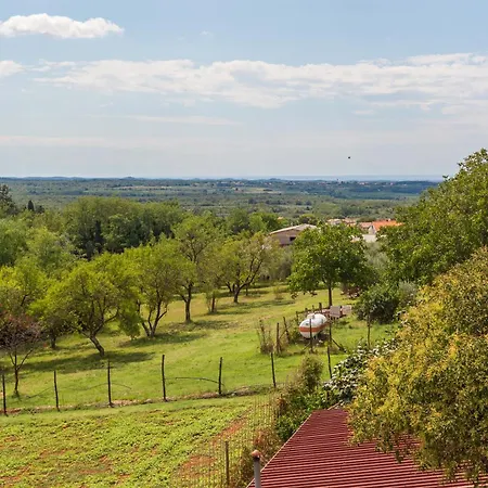 Vila Sandra Kastelir