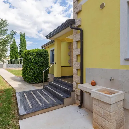 Vila Sandra *
